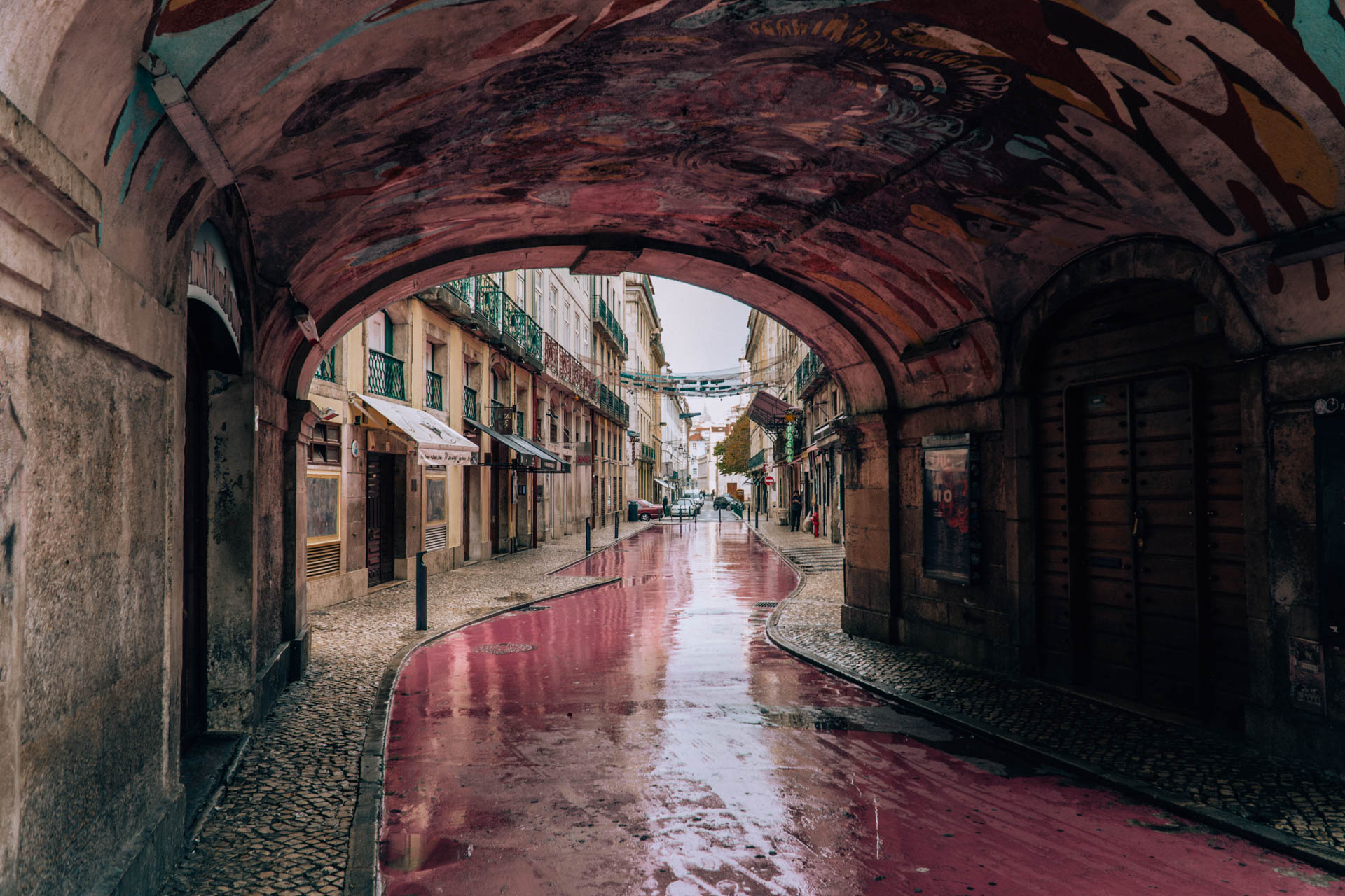 Różowa ulica w Lizbonie