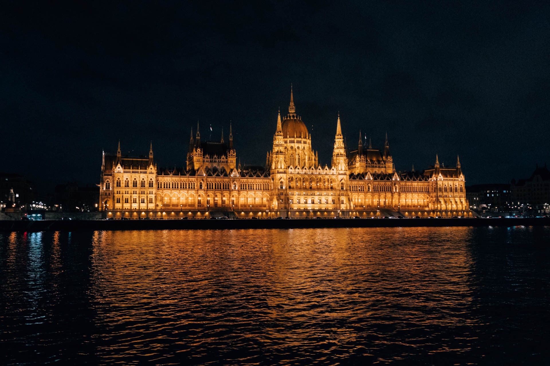 Oświetlony Parlament nocą | Zwiedzanie Budapesztu