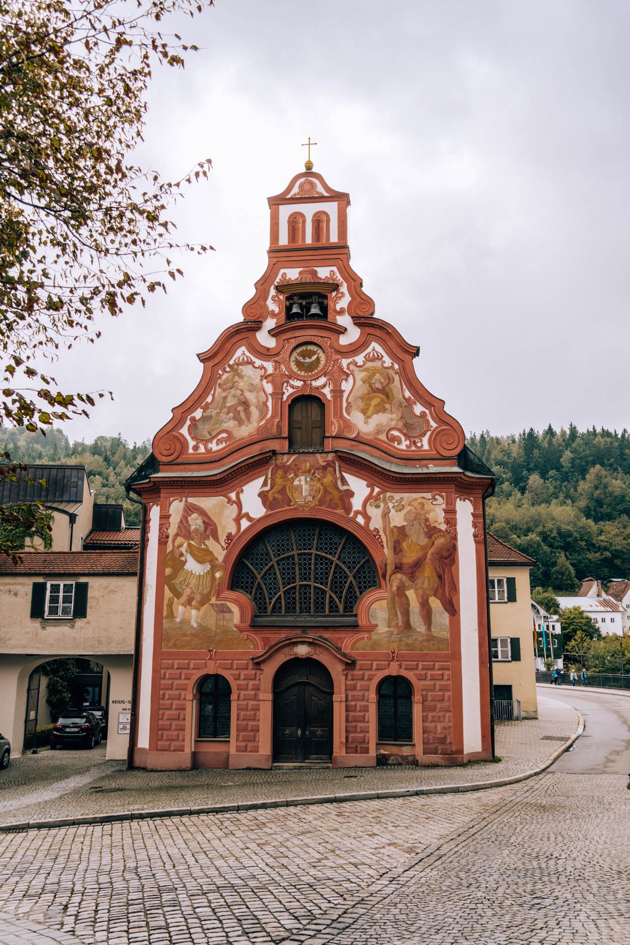 Kolorowy kościółek Fussen Bawaria