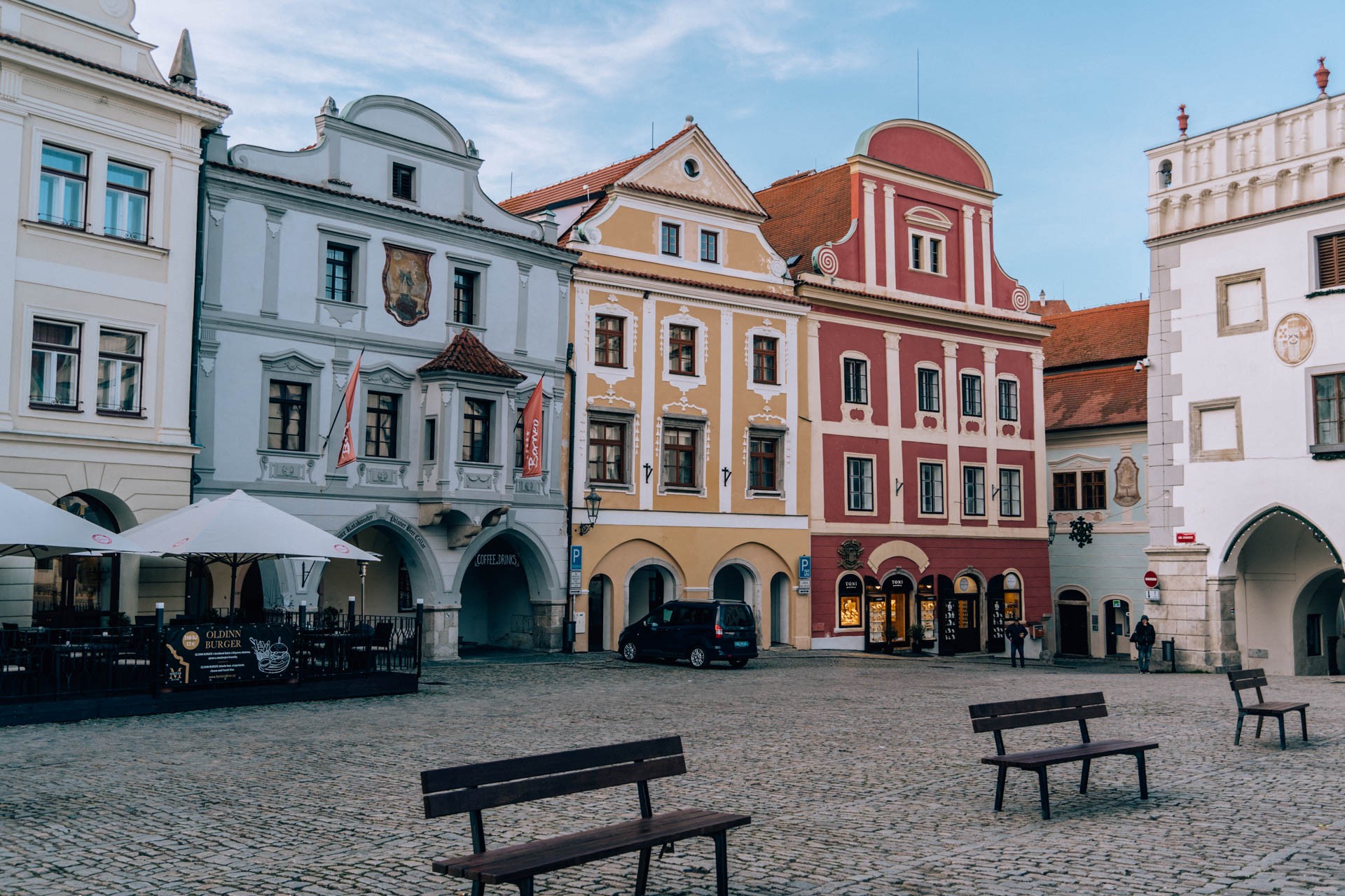 Kolorowe kamieniczki na rynku w Czeskim Krumlowie