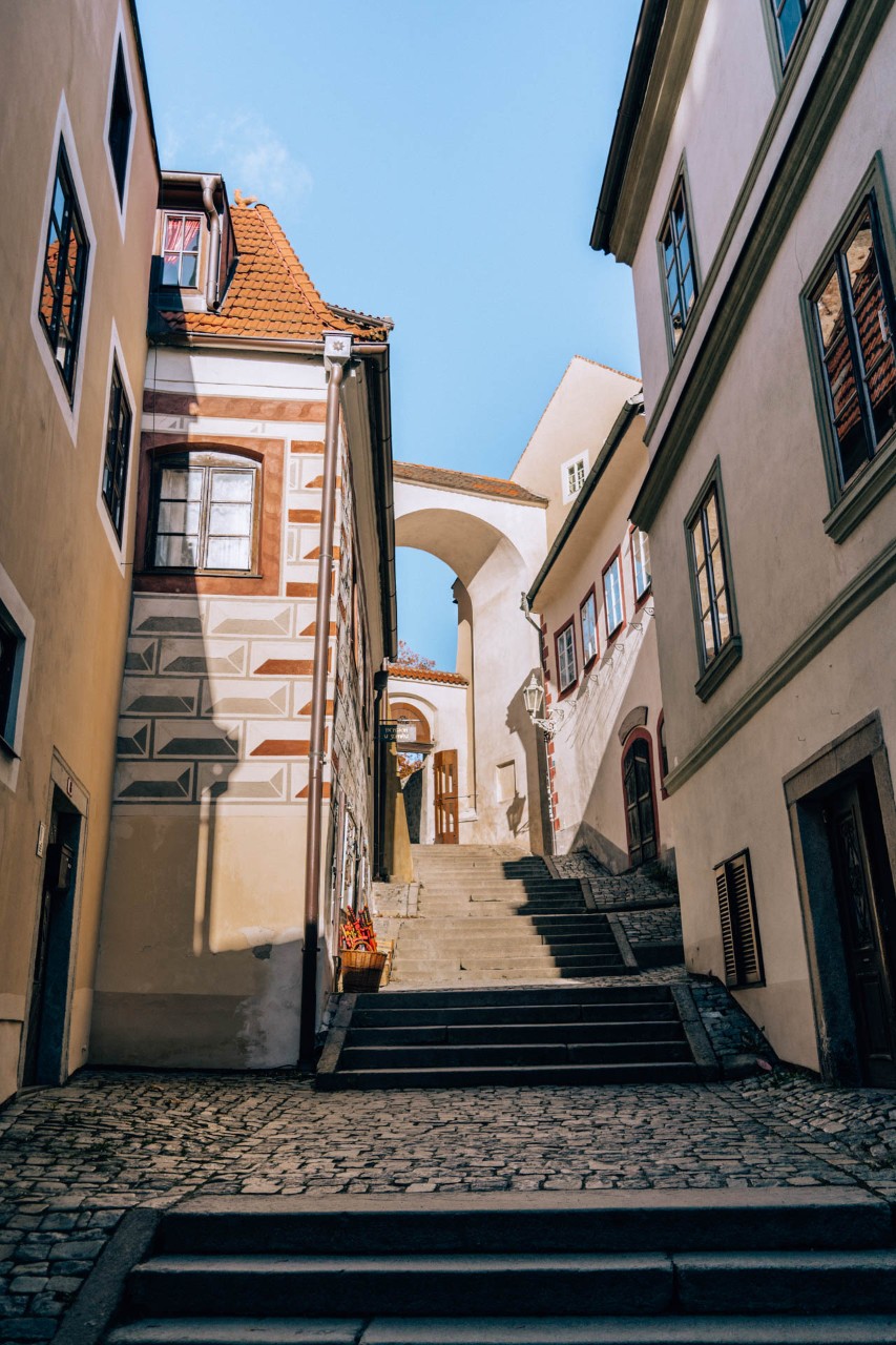 schody prowadzące do zamku w Czeskim Krumlowie
