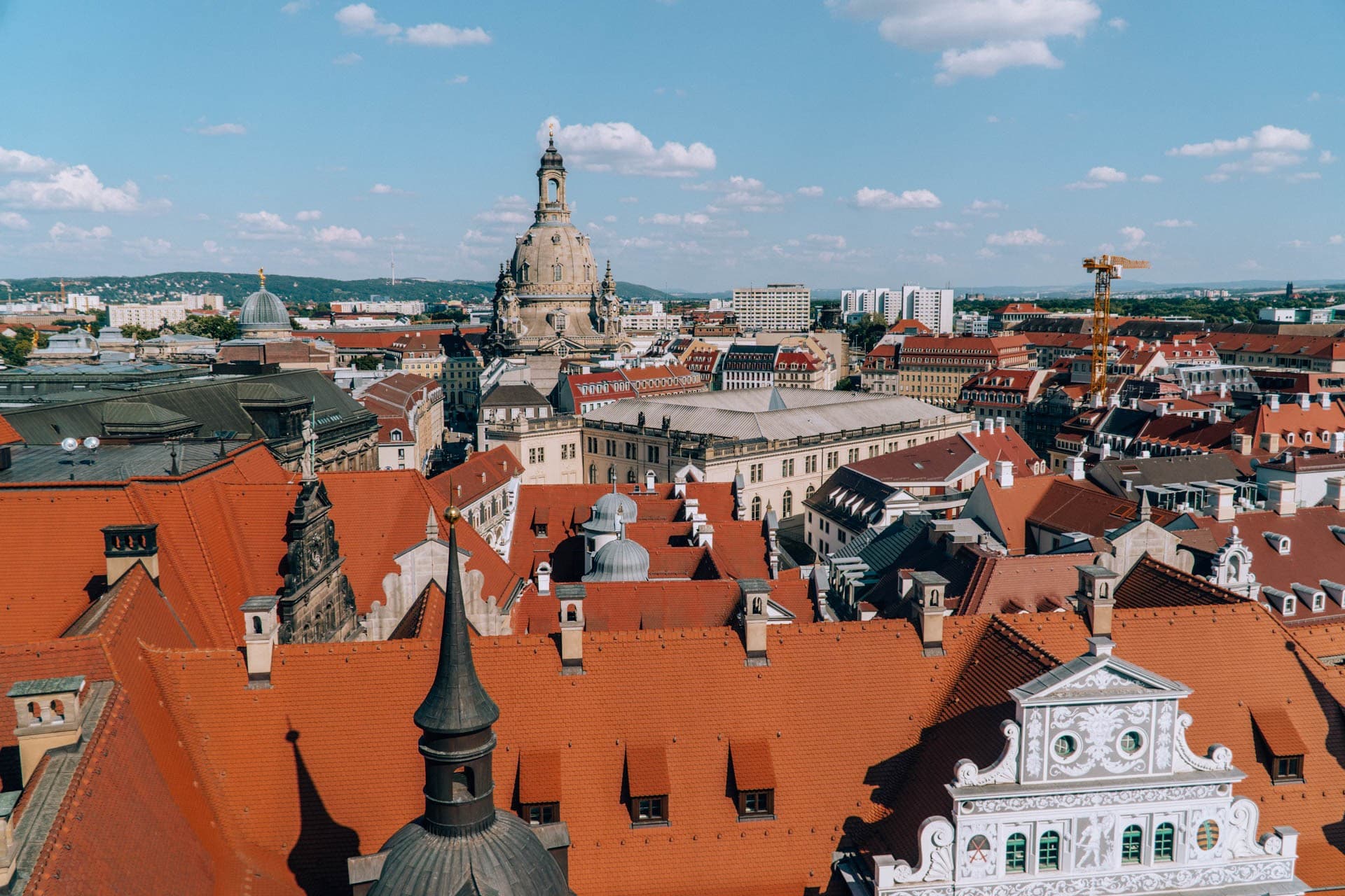 Czerwone dachy i kopuła kościoła w Dreźnie
