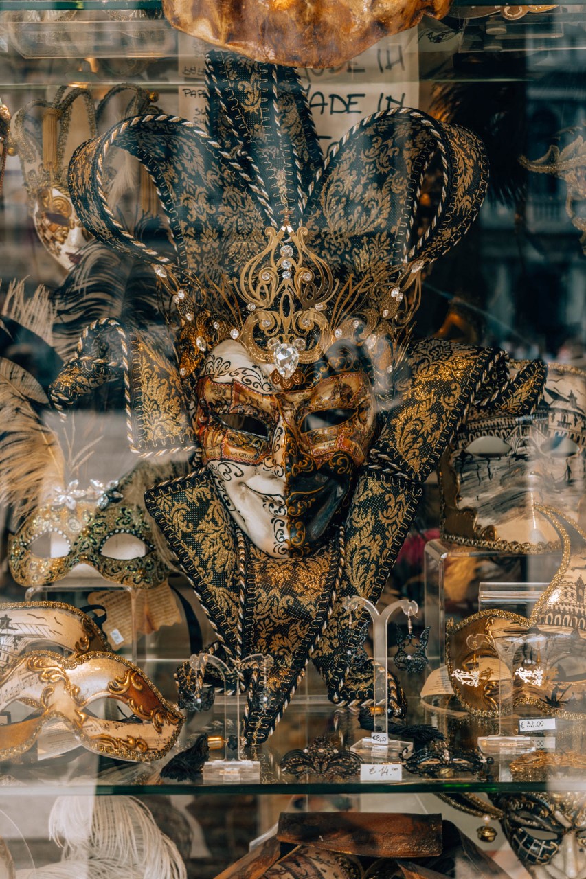 Maska karnawałowa w sklepie w Wenecji