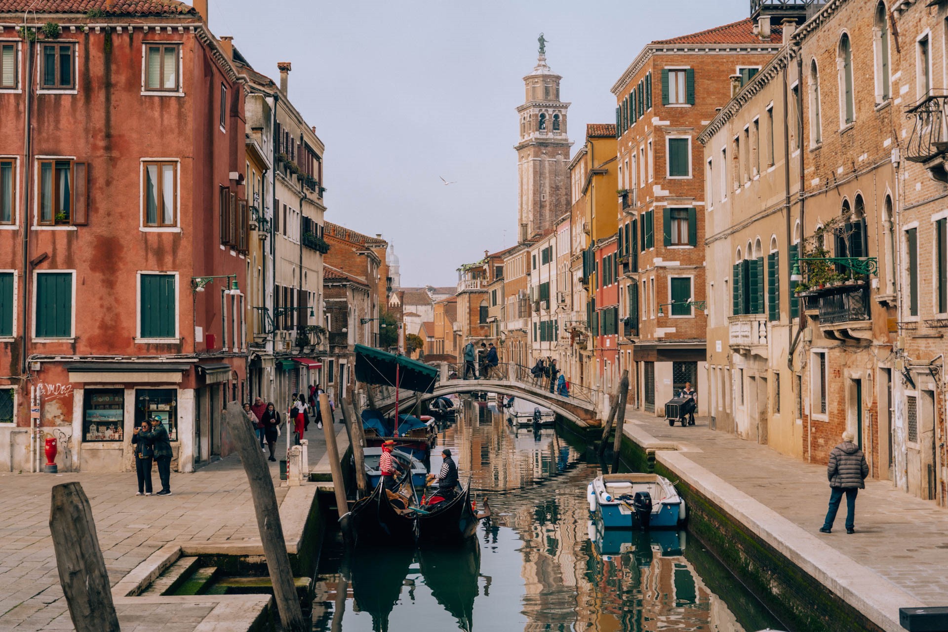Kanał z mostkiem w Wenecji