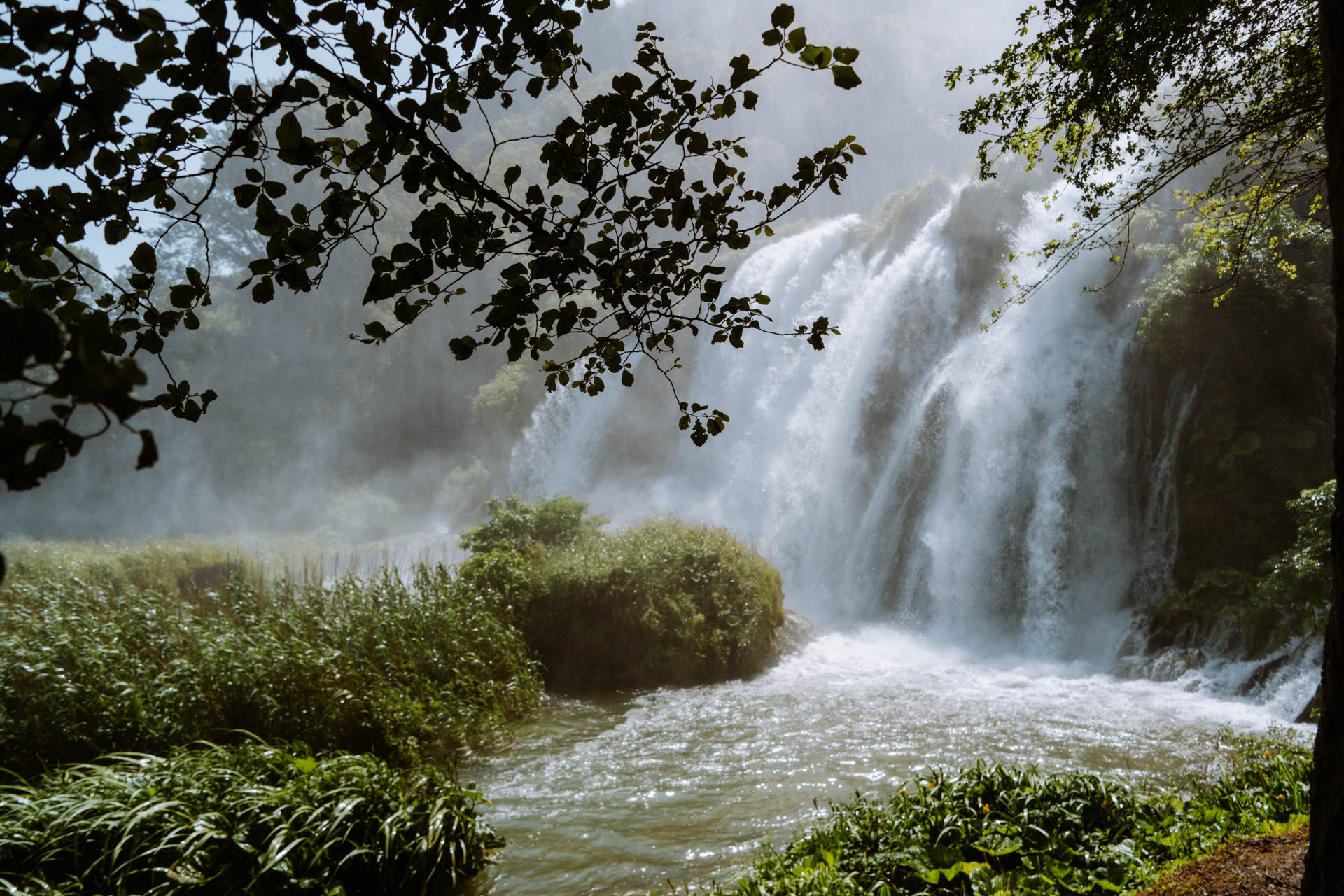 Zbliżenie na środkową kaskadę wodospadu Marmore