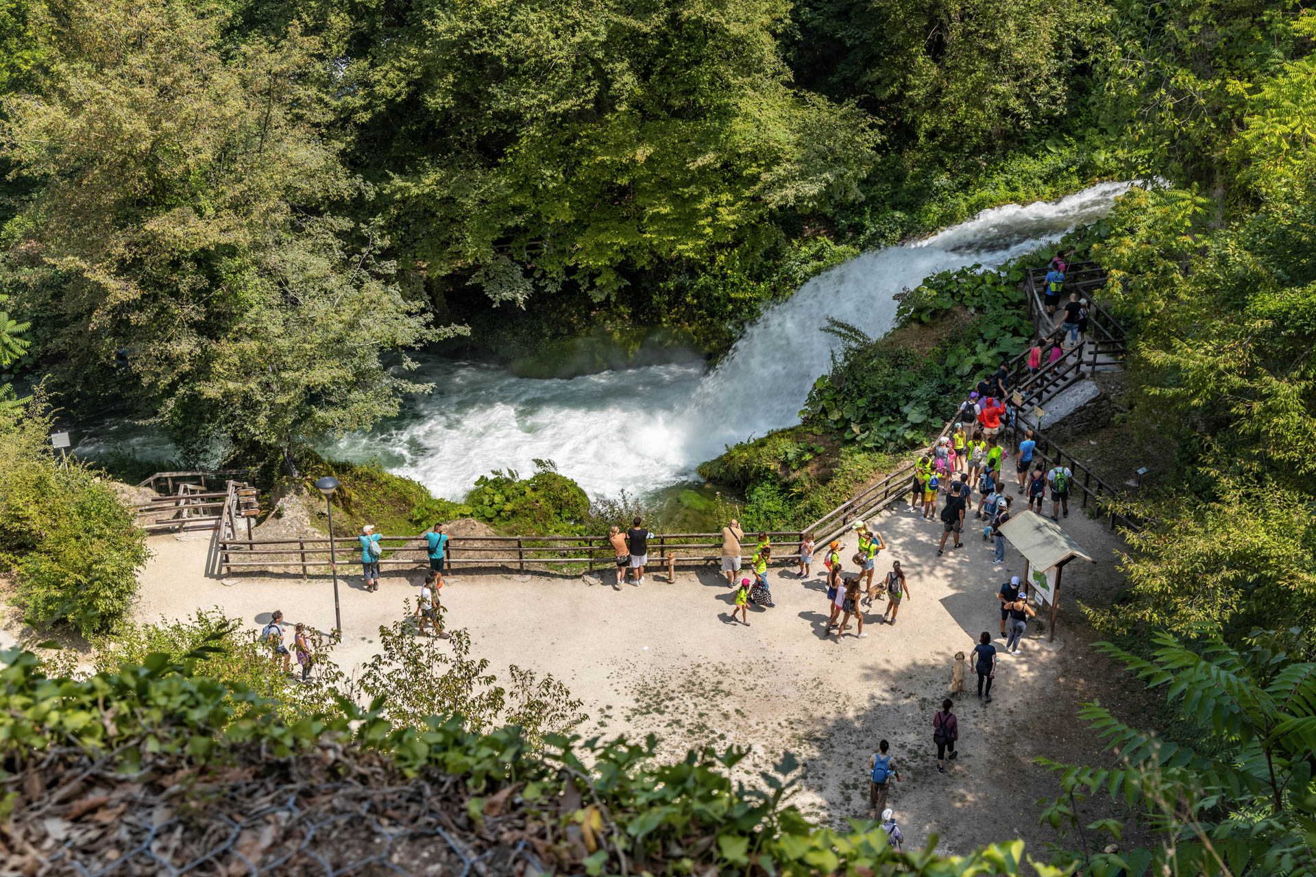 Turyści na szlaku nr 2