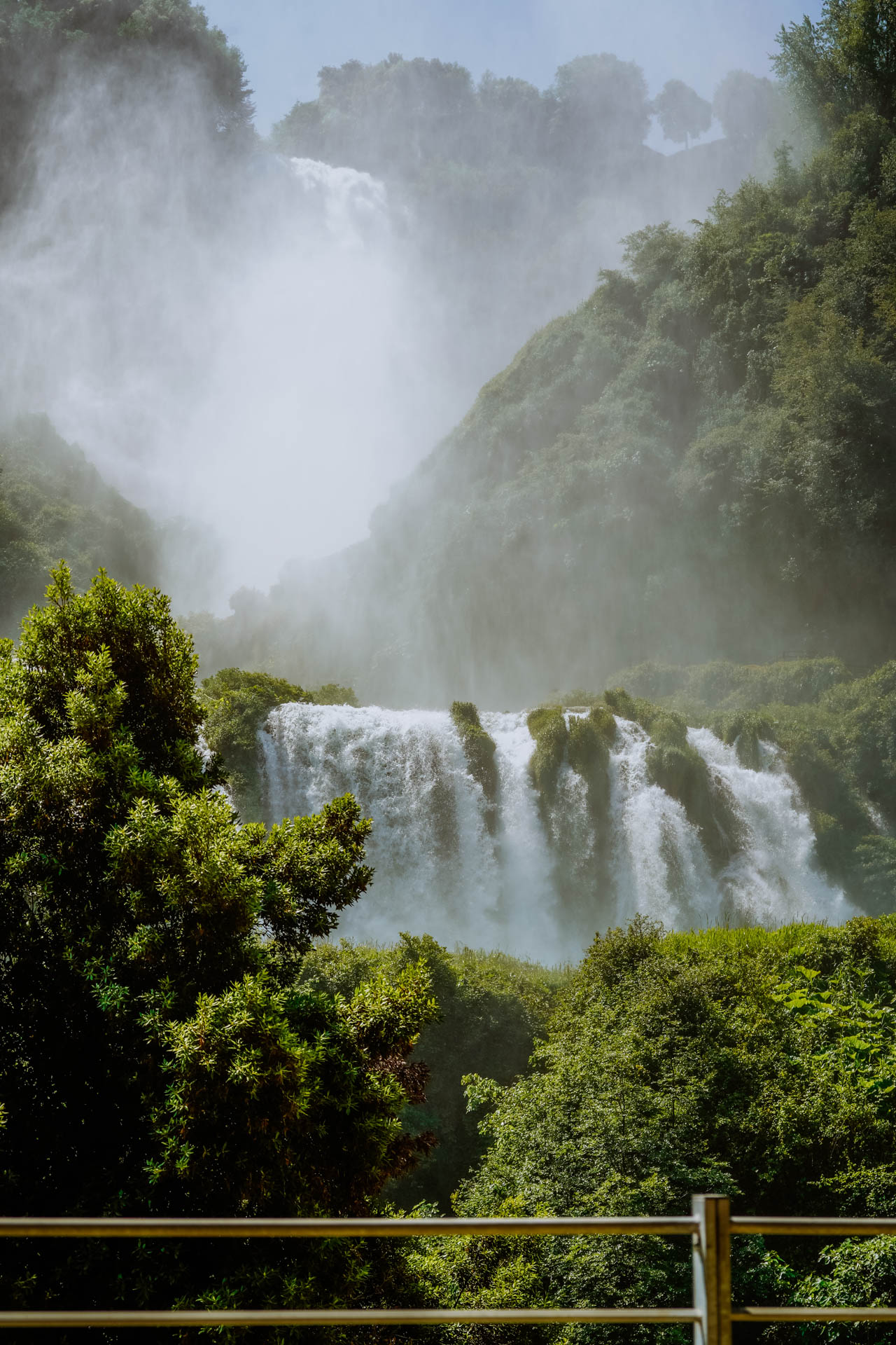 Mgła nad sztucznym wodospadem w Umbrii, Włochy