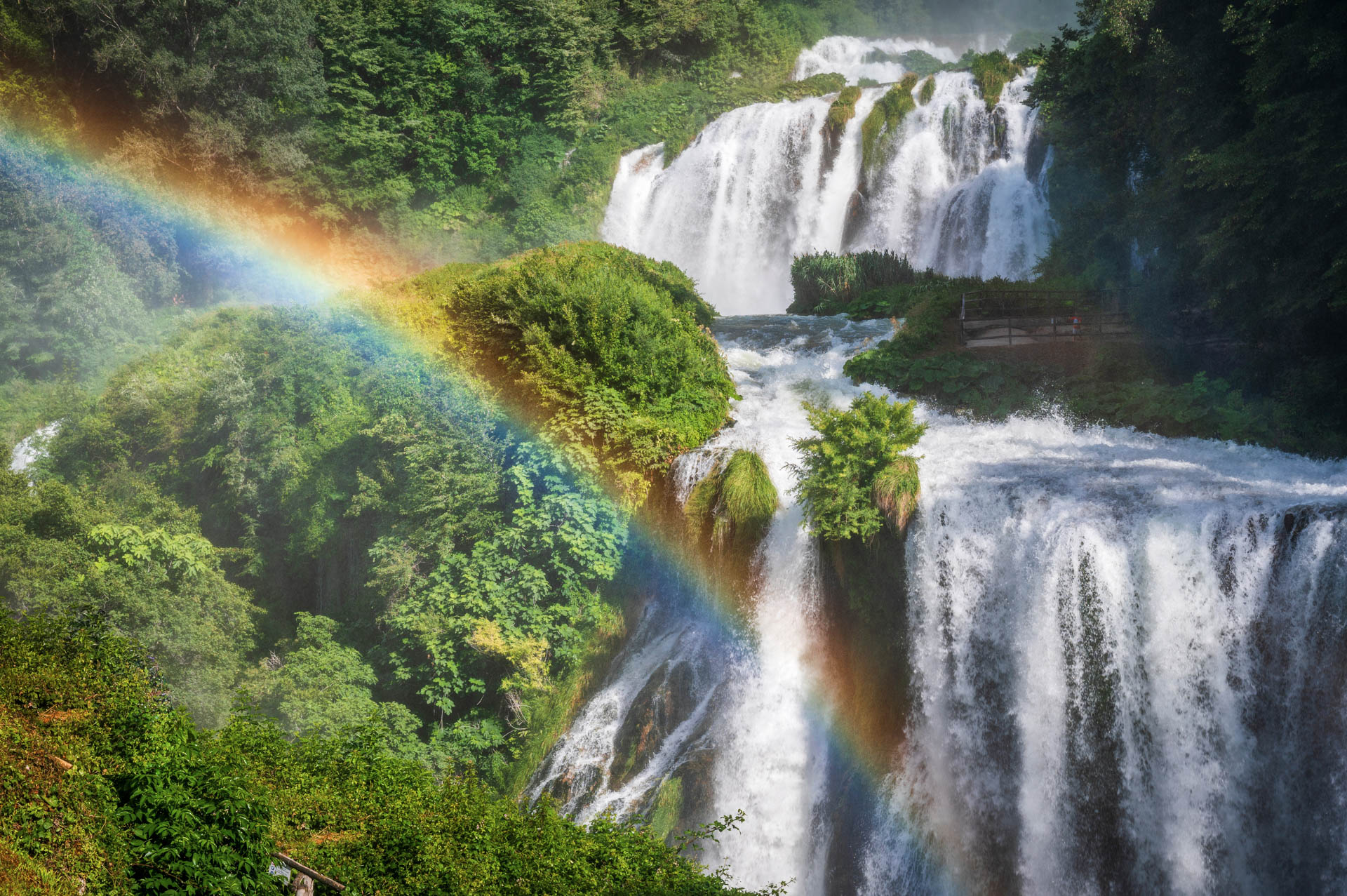 Tęcza nad środkową kaskadą wodospadu Cascata delle Marmore