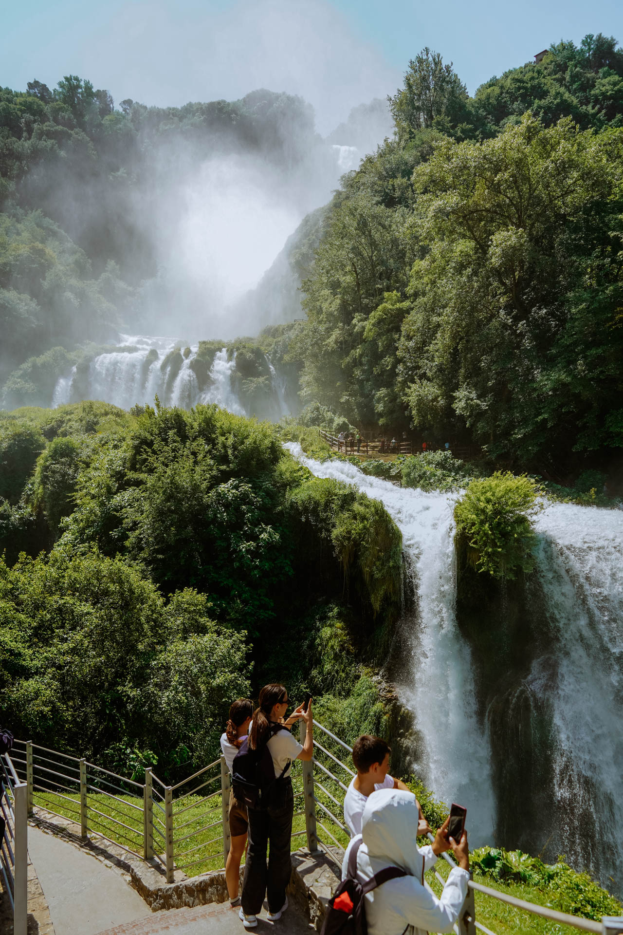 Turyści podziwiający wodospad Marmore z dolnego punktu widokowego
