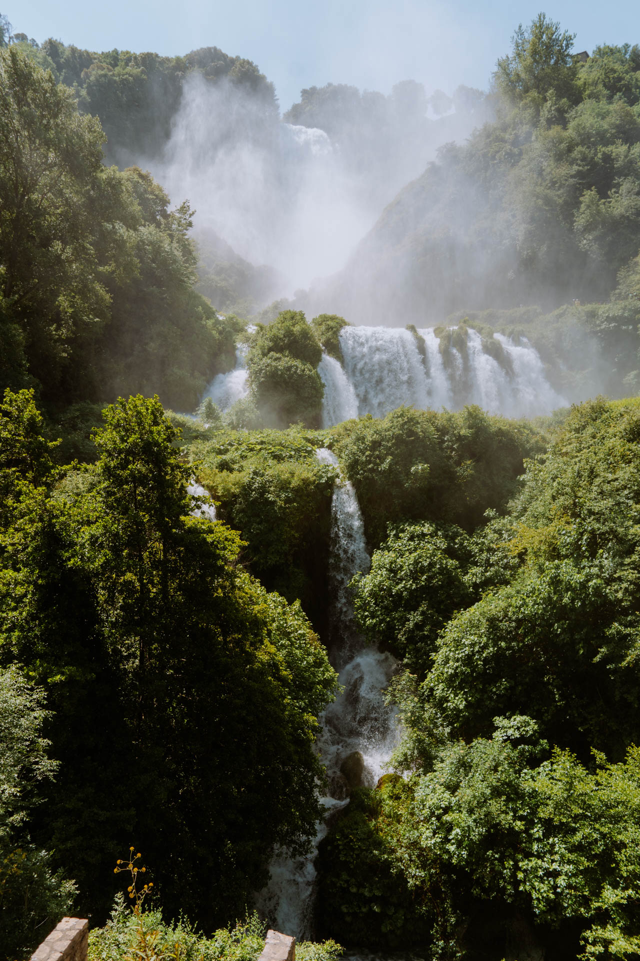Dolny taras widokowy przy Cascata delle Marmore w Terni